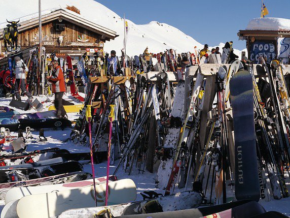 Les restaurants d'altitude sont une des cibles privilégiées des voleurs de skis (archives). © KEYSTONE/LINDA HERZOG