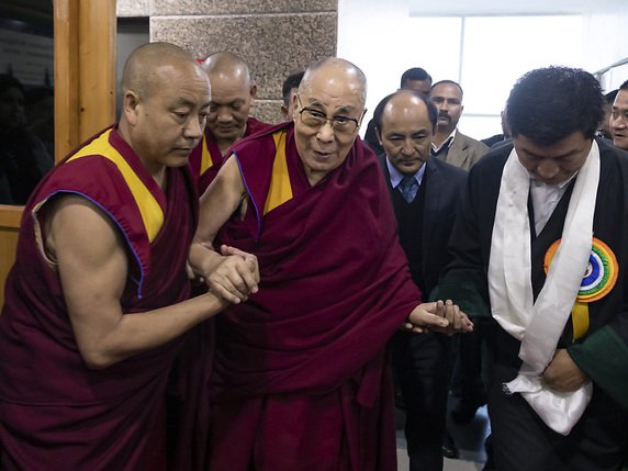 A 85 ans, le dalaï lama a ralenti son rythme de déplacements et a été hospitalisé en avril pour une infection pulmonaire, mais il se veut rassurant sur son état de santé (archives). © KEYSTONE/AP/ASHWINI BHATIA