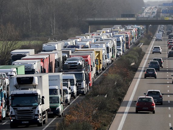 Il faut prévoir le financement des infrastructures de transport quand les taxes sur les carburants fossiles n'existeront plus (Archives). © KEYSTONE/DPA/OLIVER BERG