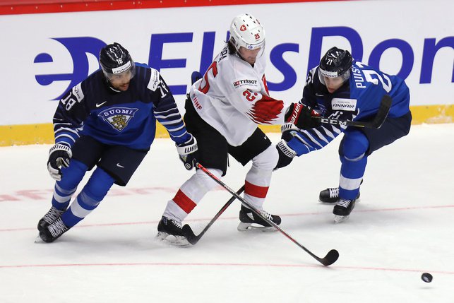 Après la Finlande, les jeunes Suisses auront le redoutable honneur de croiser le fer avec la Russie lors des quarts de finale.  © KEYSTONE