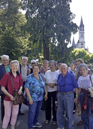 En 2018, plusieurs membres du Mouvement chrétien des retraités ont participé au pèlerinage de Lourdes.  © MCR/DR