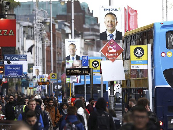 Les Irlandais peuvent voter depuis 07h00 samedi pour des législatives anticipées. © KEYSTONE/AP/Peter Morrison