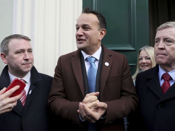 Selon un premier sondage, le parti du Premier ministre irlandais Leo Varadkar (au centre) arriverait en tête des législatives, mais avec une avance infime. © KEYSTONE/AP/Brian Lawless