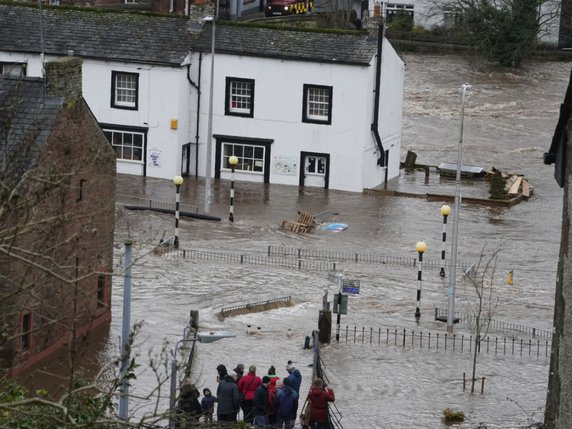 Certaines parties du Royaume-Uni ont reçu l'équivalent d'un mois et demi de pluie en 24 heures. © KEYSTONE/AP/Owen Humphreys