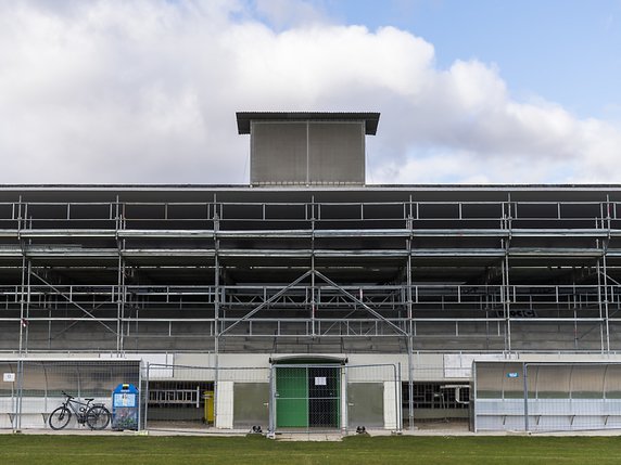 La tribune principale sera rénovée et continuera d'abriter 700 spectateurs (4000 pour l'ensemble du stade). © KEYSTONE/JEAN-CHRISTOPHE BOTT