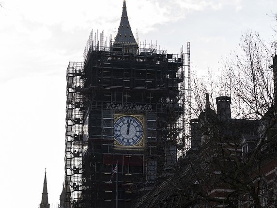 Le coût de la rénovation de la tour Elizabeth, qui accueille la célèbre horloge et sa cloche, va désormais atteindre près de 80 millions de livres sterling (101,3 millions de francs), a annoncé jeudi le Parlement britannique (archives). © KEYSTONE/EPA/WILL OLIVER
