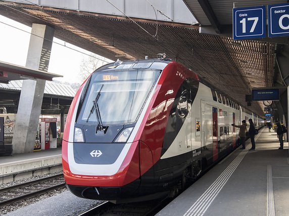 Bombardier, qui produit en Suisse les trains "FV Dosto" à deux étages des CFF, veut poursuivre sa réflexion sur "les options qui lui permettraient d'accélérer son désendettement" et de se "positionner pour assurer son succès à long terme" (archives). © KEYSTONE/ENNIO LEANZA