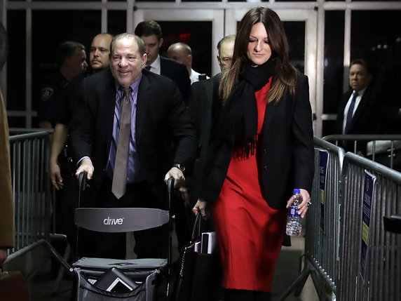Harvey Weinstein et son avocate Donna Rotunno quittant le tribunal de Manhattan la semaine passée. © KEYSTONE/AP/Richard Drew