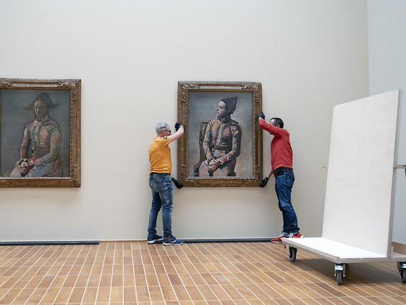 Les deux "Arlequins" de Picasso lors de l'accrochage au Kunstmuseum de Bâle. © KEYSTONE/GEORGIOS KEFALAS
