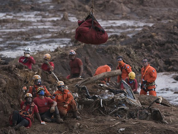 Un an après la rupture au Brésil du barrage minier appartenant à Vale, 259 corps ont été retrouvés dans l'océan de boue toxique et les pompiers continuent de rechercher les 11 cadavres encore ensevelis (archives). © KEYSTONE/AP/LEO CORREA