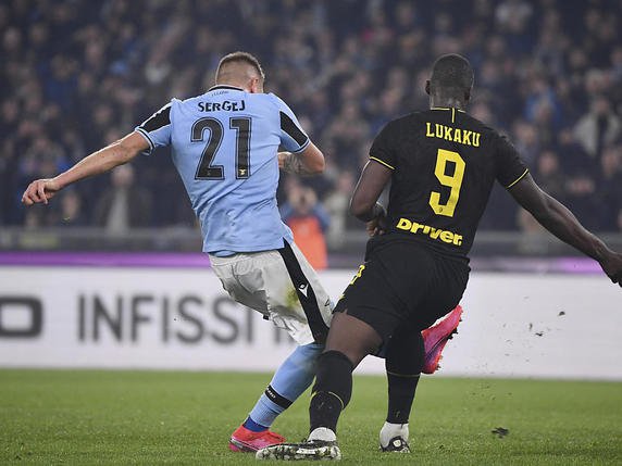 Sergej Milinkovic-Savic inscrit le but de la victoire de la Lazio. © KEYSTONE/AP/Alfredo Falcone