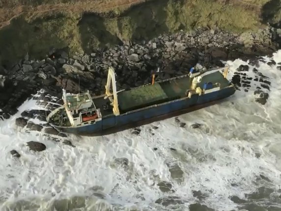 Le MV Alta, cargo de 77 mètres qui dérivait depuis plus d'un an sans équipage, s'est échoué près du village de Ballycotton, à proximité de Cork en Irlande. © KEYSTONE/AP/Irish Coast Guard