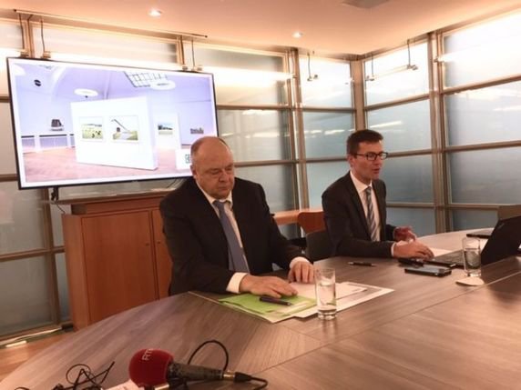 Le président Jean Studer, à gauche, et le directeur général Pierre-Alain Leuenberger ont présenté à Neuchâtel un exercice 2019 favorable à la BCN. © Philippe Lebet - Keystone-ATS