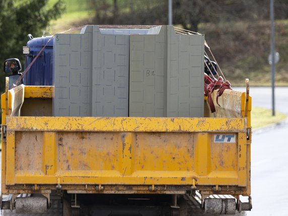 Des camions ont commencé à évacuer des éléments de la centrale nucléaire de Mühleberg, dans le canton de Berne. Ces blocs de béton proviennent de la protection anti-éclats de la salle des machines. Ils ne présentent aucune trace de radioactivité. © KEYSTONE/PETER KLAUNZER