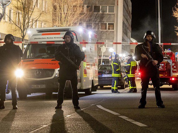 Un important dispositif policier a été déployé à Hanau, à une vingtaine de kilomètres de Francfort, suite à deux fusillades. © KEYSTONE/AP/Michael Probst