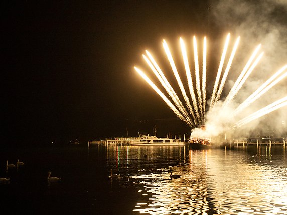 Sur la rade de Lucerne, un feu d'artifice a accompagné le "big bang" marquant le début du carnaval. © KEYSTONE/ALEXANDRA WEY