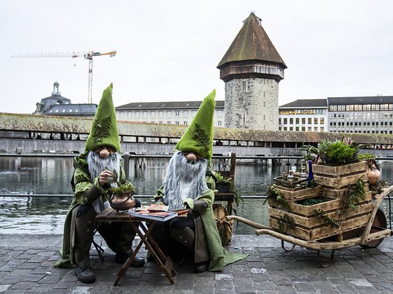 Des personnages en tous genres se sont installés à proximité du pont de la Chapelle, à Lucerne. © KEYSTONE/ALEXANDRA WEY