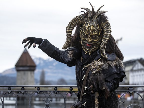 Des créatures étranges ont commencé à investir la vielle ville de Lucerne. © KEYSTONE/ALEXANDRA WEY
