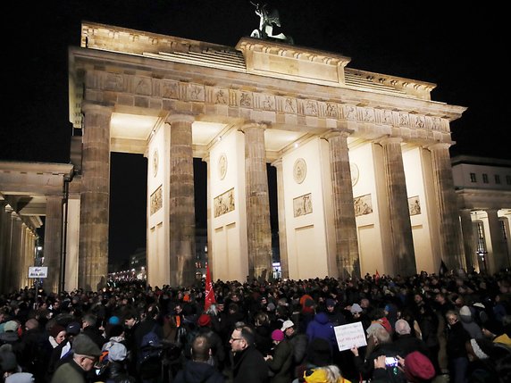 Rassemblement devant la porte de Brandeburg à Berlin © KEYSTONE/EPA/HAYOUNG JEON
