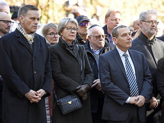 Autorités et familles ont rendu hommage aux 47 victimes de l'attentat survenu il y a 50 ans, jour pour jour. © KEYSTONE/WALTER BIERI