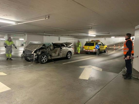 Après l'accident, la voiture du conducteur de 86 ans a été remorquée hors du parking à Soleure. Elle est totalement démolie. © Police cantonale SO