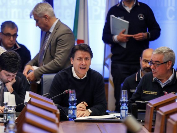 Le Premier ministre italien Giuseppe Conte (au centre) a également annoncé la fermeture des entreprises et des écoles. © KEYSTONE/EPA/RICCARDO ANTIMIANI