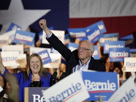 Alors que les électeurs démocrates du Nevada lui offraient la victoire de la primaire de cet Etat, Bernie Sanders était déjà en campagne à San Antonia, au Texas. © KEYSTONE/AP/Eric Gay