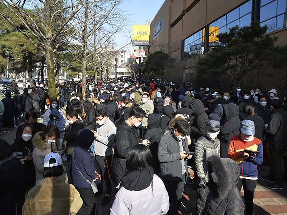Des gens font la queue devant un magasin à Deagu pour acheter des masques de protection. La Corée du Sud est désormais le plus grand foyer de coronavirus en dehors de la Chine. © KEYSTONE/AP/Lee Moo-ryul