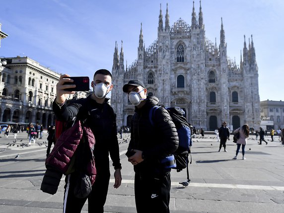Selfie devant le Dôme de Milan, ce lundi 24 février. © KEYSTONE/AP/Claudio Furlan