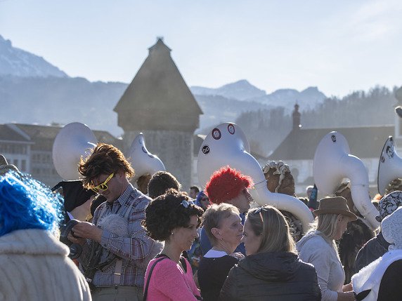 Environ 40'000 personnes ont assisté lundi au cortège du carnaval de Lucerne. © KEYSTONE/URS FLUEELER