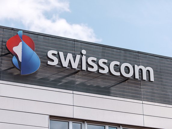Swisscom va procéder à une hausse de la masse salariale de 1% à compter du 1er avril. L'augmentation des salaires inclut une part générale de 0,3% et sera effective pour environ 14'000 employés (archives). © KEYSTONE/GAETAN BALLY