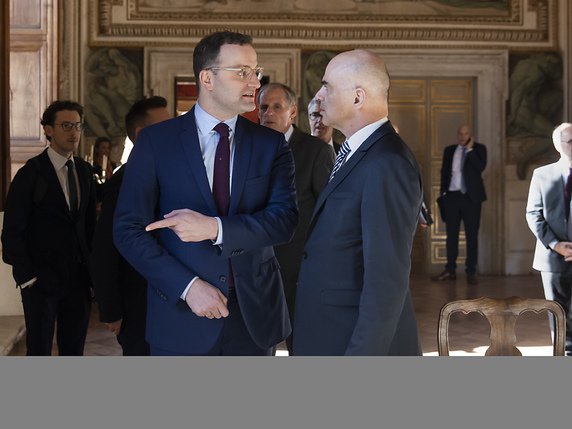 Le ministre suisse de la santé Alain Berset (à droite) s'est rendu à Rome mardi pour discuter avec ses homologues, dont l'Allemand Jens Spahn de la crise du coronavirus. © KEYSTONE/PETER KLAUNZER