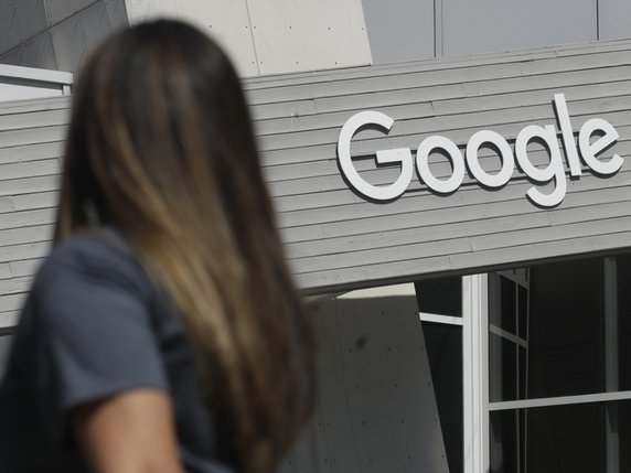 Google veut investir plus de 10 milliards de dollars (quasiment autant en francs) en 2020 dans des bureaux et centres de données aux Etats-Unis, en plus des 22 milliards déjà dépensés au cours des deux années précédentes (archives). © KEYSTONE/AP/Jeff Chiu