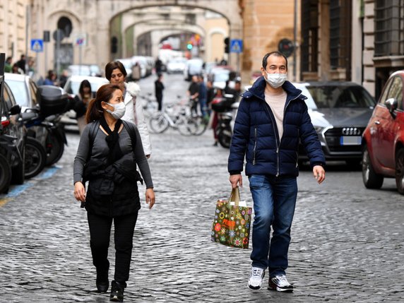 Masques et gels désinfectants se vendent désormais à prix d'or en Italie. © KEYSTONE/EPA/ETTORE FERRARI