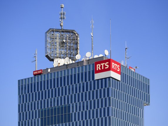 La RTS a tranché: son téléjournal se fera sur le site de l'EPFL dès 2025 et non plus dans la tour genevoise (archives). © Keystone/LAURENT GILLIERON