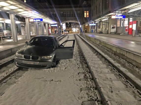 L'automobiliste n'a arrêté sa voiture que plusieurs dizaines de mètres après avoir roulé sur les rails de la gare des Chemins de fer appenzellois. © Police municipale de St-Gall