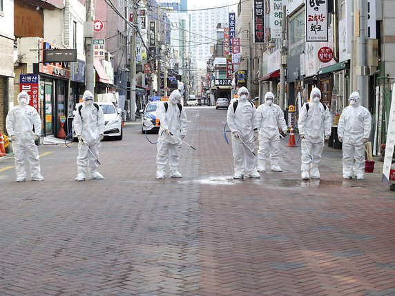 Des soldats sud-coréens désinfectent les rues dans la ville de Daegu, très touchée par l'épidémie. © KEYSTONE/AP/Kim Hyun-tai
