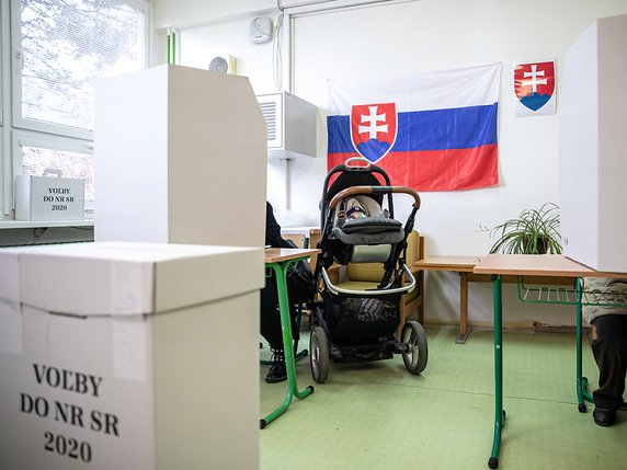 Le parti anti-corruption OLaNO (centre droit, opposition) arrive en tête des législatives en Slovaquie, devant Les populistes de gauche du Smer-SD. © KEYSTONE/EPA/MARTIN DIVISEK