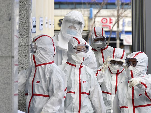 Des membres de l'équipe médicale de l'hôpital Dongsan à Daegu, en Corée du Sud, se préparent à prendre le travail. Les autorités ont annoncé 477 nouveaux cas dans le pays. © KEYSTONE/AP/Lee Moo-ryul