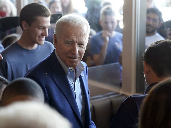 Selon les premières estimations, Joe Biden remporterait la primaire démocrate dans cinq Etats. © KEYSTONE/AP/Tony Avelar