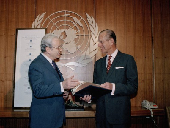 Javier Perez de Cuellar (à gauche) a été à la tête de l'ONU de 1982 à 1991 (archives). © KEYSTONE/AP/RICHARD DREW