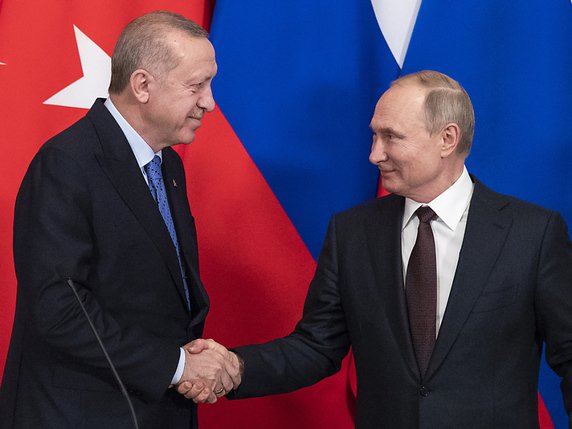 Le président turc Recep Tayyip Erdogan a annoncé, à l'issue d'entretiens à Moscou avec Vladimir Poutine, l'entrée en vigueur jeudi à minuit d'un cessez-le-feu dans la province syrienne d'Idleb. © KEYSTONE/AP/Pavel Golovkin
