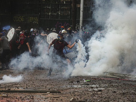 Les forces de l'ordre ont répliqué aux jets de pierres de manifestants avec du gaz lacrymogène. © KEYSTONE/AP/Esteban Felix
