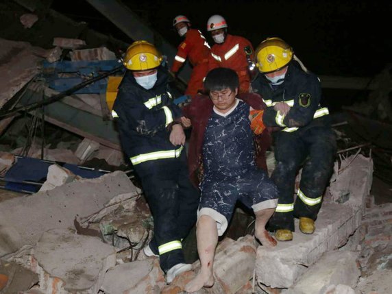 43 personnes ont été sorties des décombres et neuf ont pu quitter les lieux de leurs propres moyens. © KEYSTONE/EPA/XIAO FAN