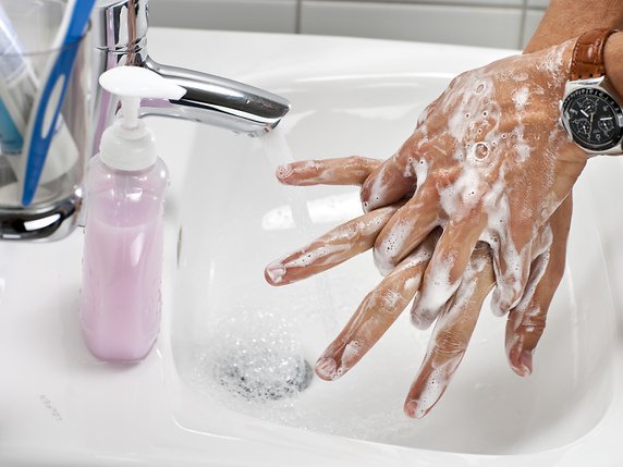 Se laver les mains régulièrement fait partie des mesures préconisées pour limiter la propagation du coronavirus. Et les personnes présentant des symptômes (fièvre, toux, problèmes respiratoires) doivent rester chez elles, rappellent les experts dans la presse du jour (image symbolique). © KEYSTONE/GAETAN BALLY