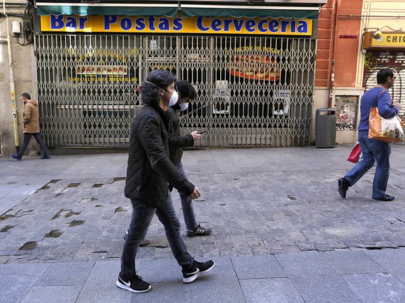 Les Espagnols ne pourront désormais sortir de chez eux que pour aller travailler ou d'autres raisons de première nécessité comme acheter à manger. © KEYSTONE/AP/Manu Fernandez