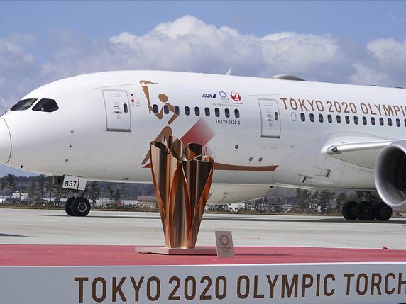 La flamme olympique est arrivée vendredi au Japon, sur la base aérienne de Matsushima. © KEYSTONE/AP/Eugene Hoshiko
