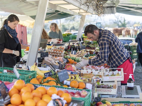 Christophe Bréasson, maraîcher à Puplinge (GE), a dû installer son stand dans sa ferme depuis l'interdiction des marchés alimentaires. © KEYSTONE/MARTIAL TREZZINI