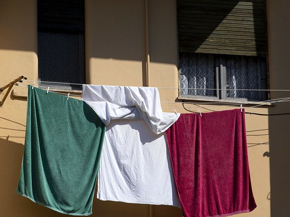 L'Italie, le pays le plus touché, a encore renforcé ses mesures en décidant l'arrêt de "toute activité de production qui ne serait strictement nécessaire". © KEYSTONE/EPA/MASSIMO PERCOSSI