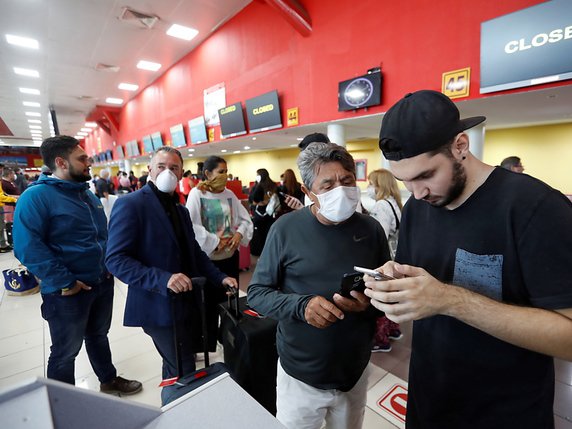 Les touristes se sont précipités à l'aéroport de La Havane pour quitter Cuba. © KEYSTONE/EPA/Yander Zamora